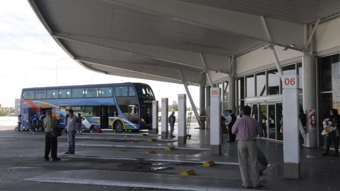 Se bajó en la terminal de Santiago para ir al baño y se subió a otro micro: su mami desesperada