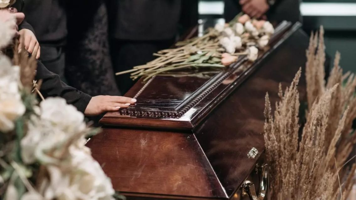 Se descompens� en el velorio de su hijo mientras llevaba el caj�n y muri�