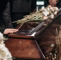 Se descompensó en el velorio de su hijo mientras llevaba el cajón y murió
