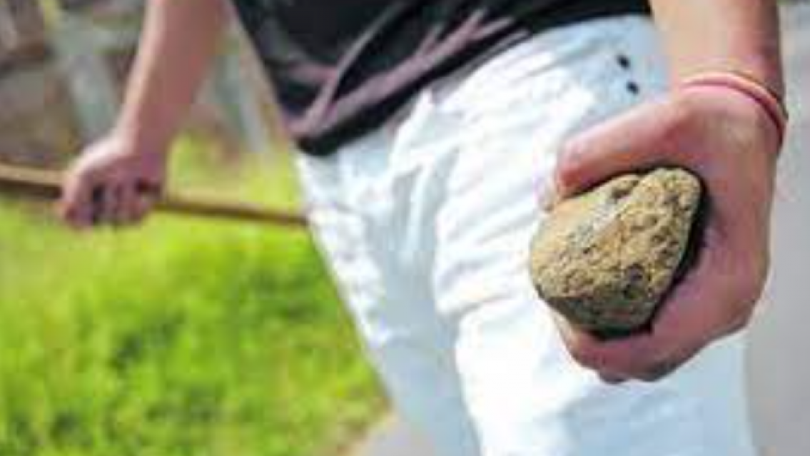 Hasta con piedras te roban en este barrio de San Salvador