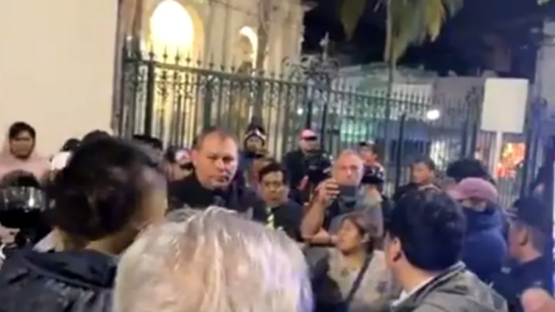 Operativo de la muni de San Salvador terminó en una lucha entre taxistas y choferes de Uber