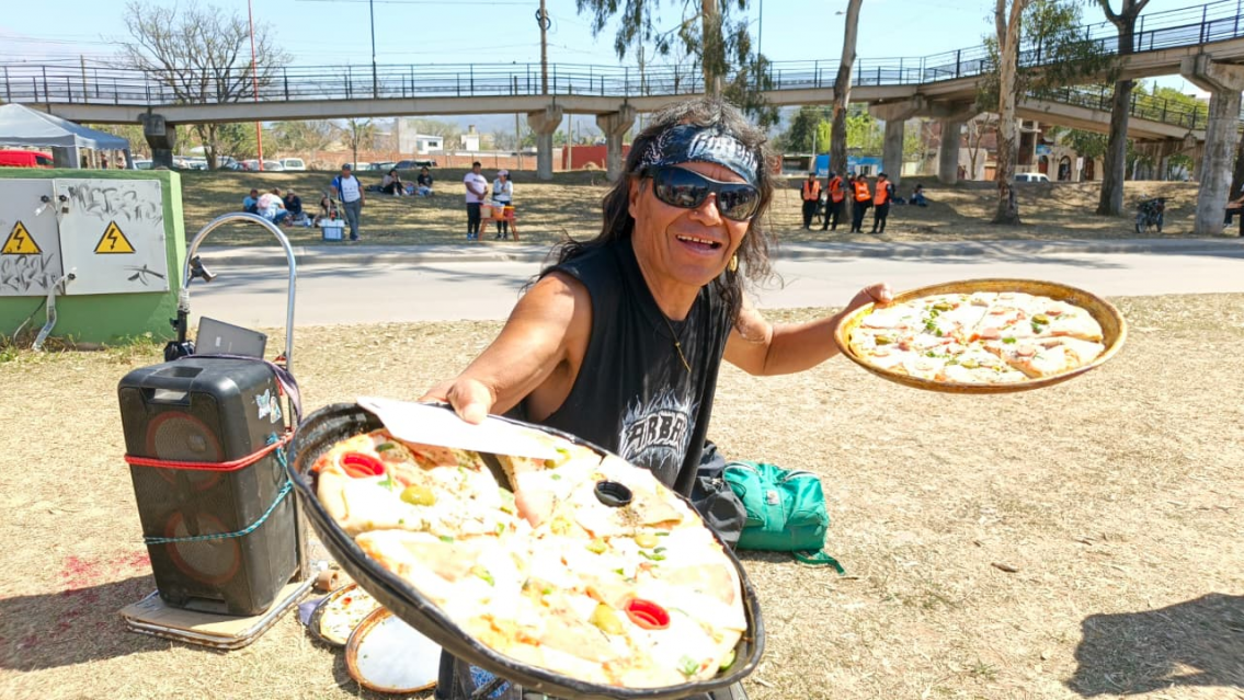 Camilo: un verdadero ejemplo de solidaridad, lleg� a Ciudad Cultural a repartir pizzas