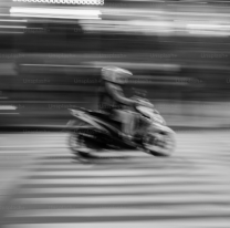 Violento al volante quiso chocar con su pareja embarazada y ella se tiró de la moto