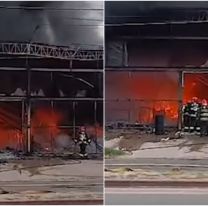 Terrible incendio en una feria de ropa: bomberos desplegaron un amplio operativo