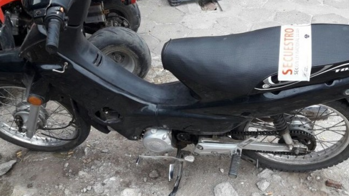 Comisario jujeño llegó a trabajar machadísimo: encima andaba en una moto secuestrada