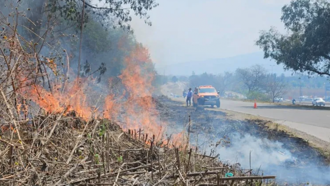 Alerta por un feroz incendio en la Ruta 66 cerca de Alto Comedero