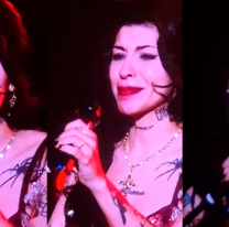 Cazzu en vivo: se quebró al cantar un tema dedicado a las "madres y padres presentes"