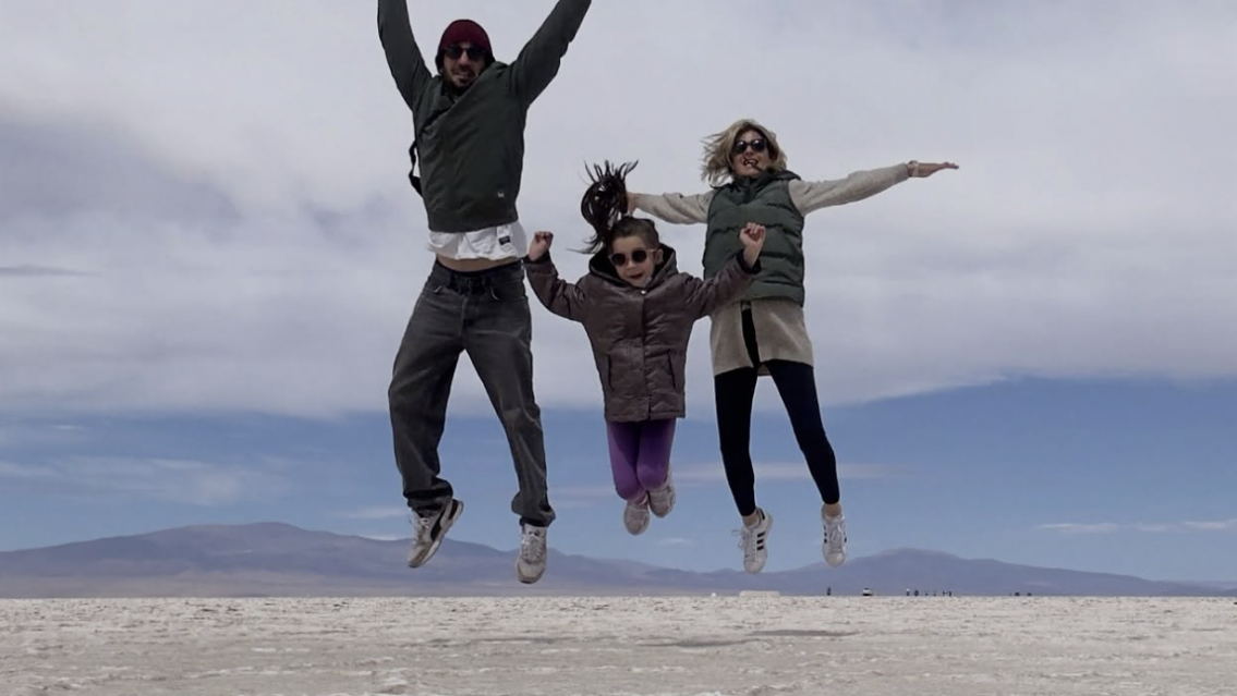 ¡Es ella, es ella! Dijeron cuando la vieron en Las Salinas con su hija y su pareja