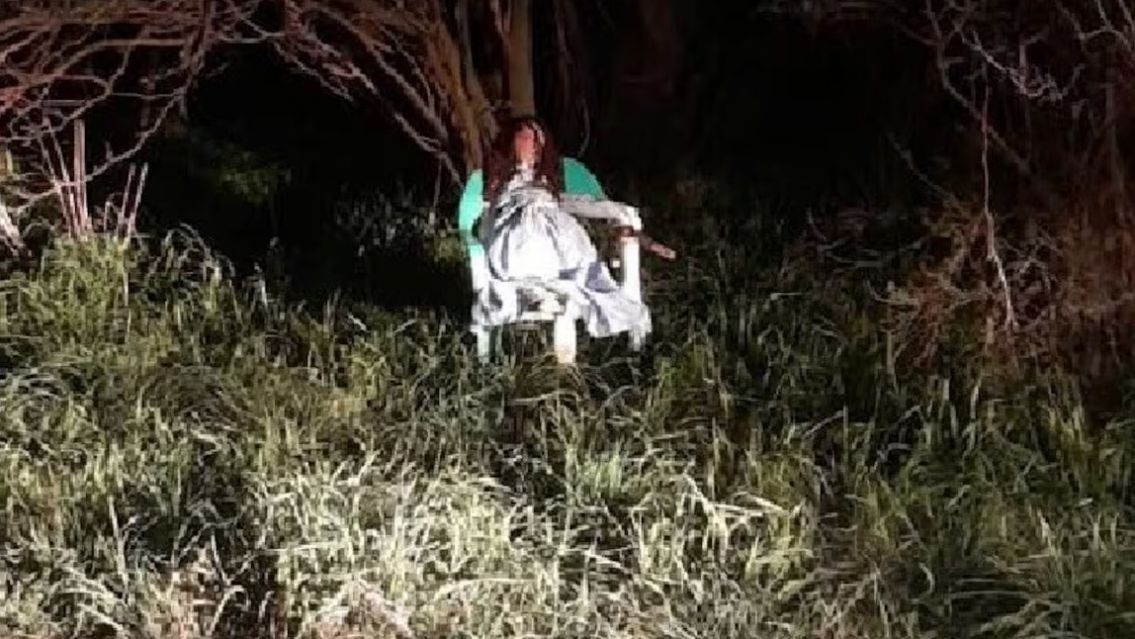 Encontraron una muñeca maldita atada a una silla en el medio del monte