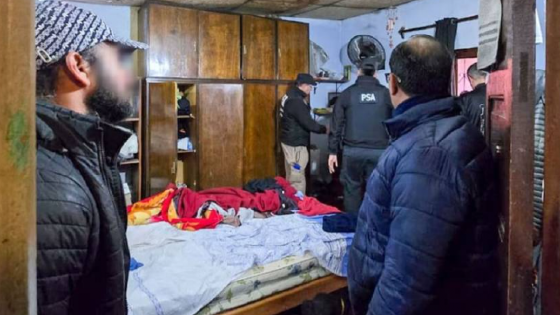 "Pagan m�s por ser virgen": hay cuatro salte�os detenidos por hacer cosas horribles a  adolescentes