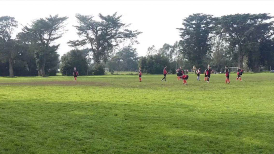 Lo expulsaron, volvi� a meterse a la cancha y apu�al� a un rival en pleno partido