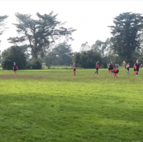 Lo expulsaron, volvió a meterse a la cancha y apuñaló a un rival en pleno partido