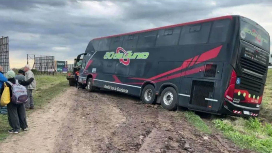 Colectivo que viajaba a Jujuy qued� atrapado en el barro y los pasajeros� varados