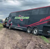 Colectivo que viajaba a Jujuy quedó atrapado en el barro y los pasajeros varados
