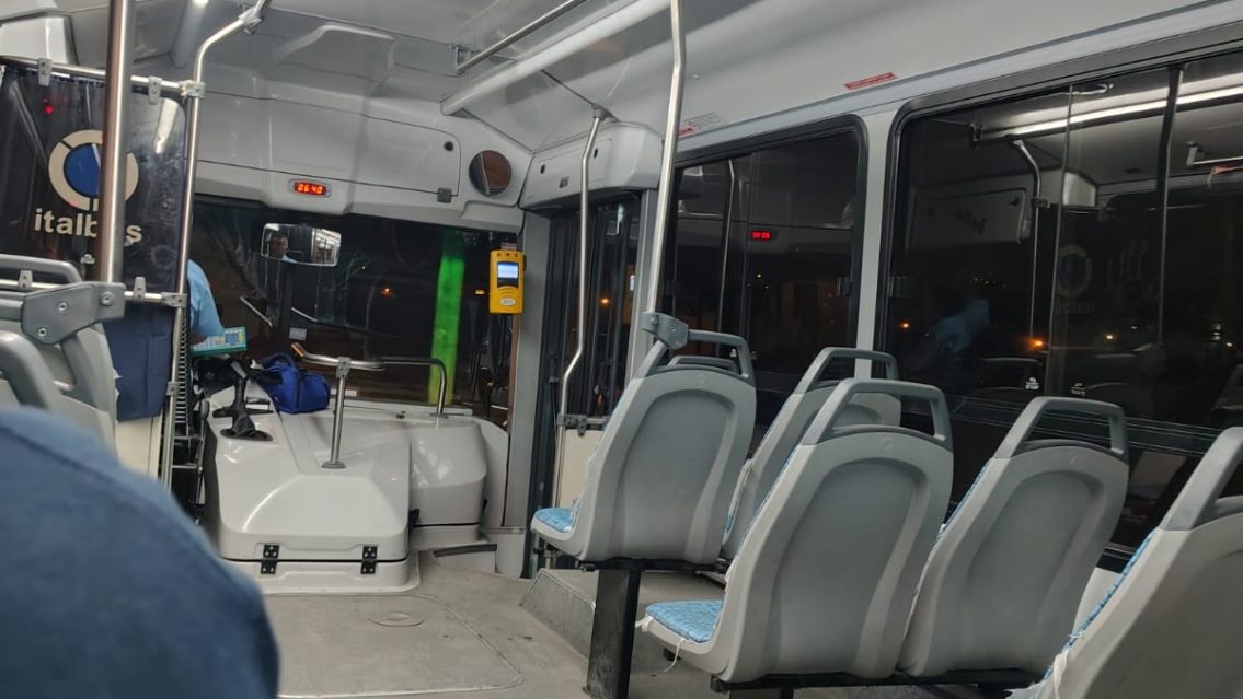 "�Que cedan el asiento!": la indignaci�n de un jubilado por los j�venes en el cole