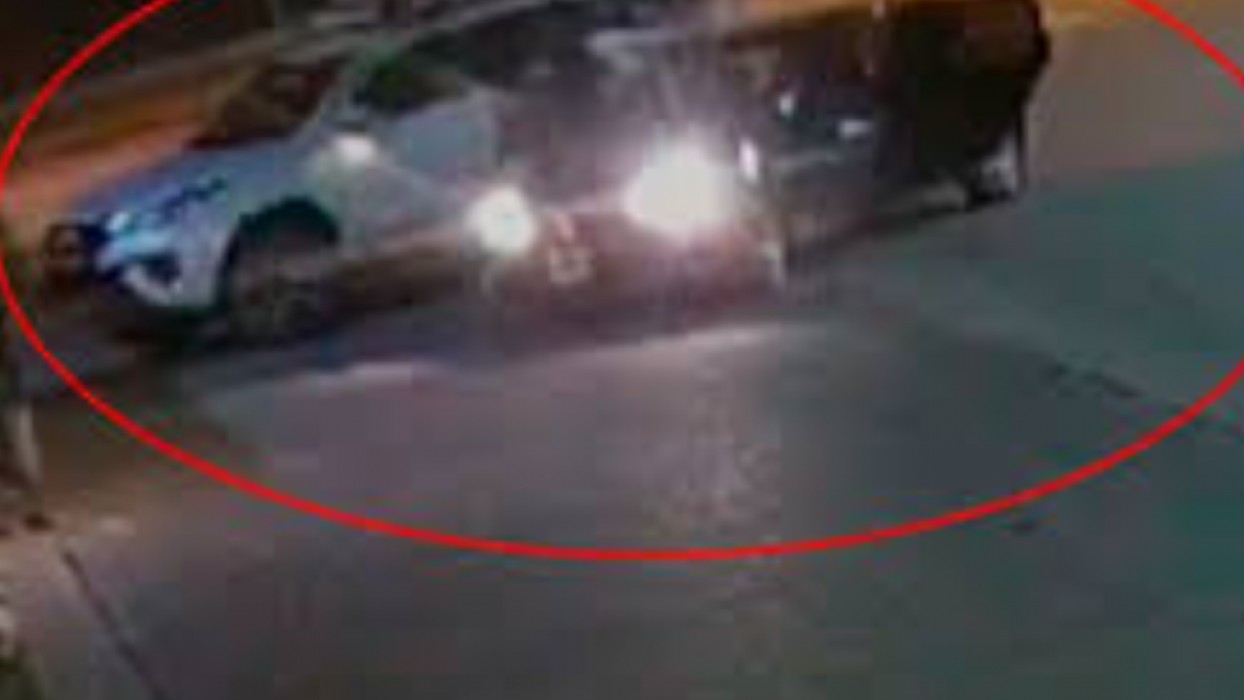 En plena ruta le cruzaron dos autos y le robaron 10 millones a una juje�a