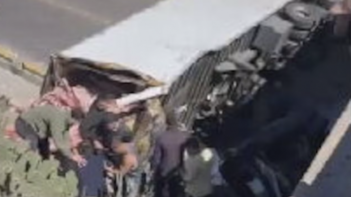 Volc� un cami�n con carne, vecinos quisieron aprovechar y la polic�a los sac� a balazos