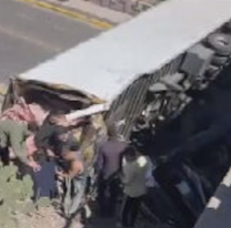 Volcó un camión con carne, vecinos quisieron aprovechar y la policía los sacó a balazos