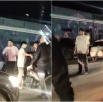 Violenta pelea entre jóvenes a la salida de un boliche: gritos y mechonazos