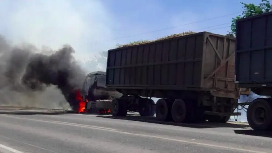 URGENTE: cami�n del ingenio se prendi� fuego lleno de ca�as