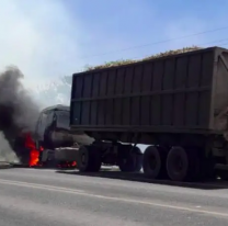URGENTE: camión del ingenio se prendió fuego lleno de cañas