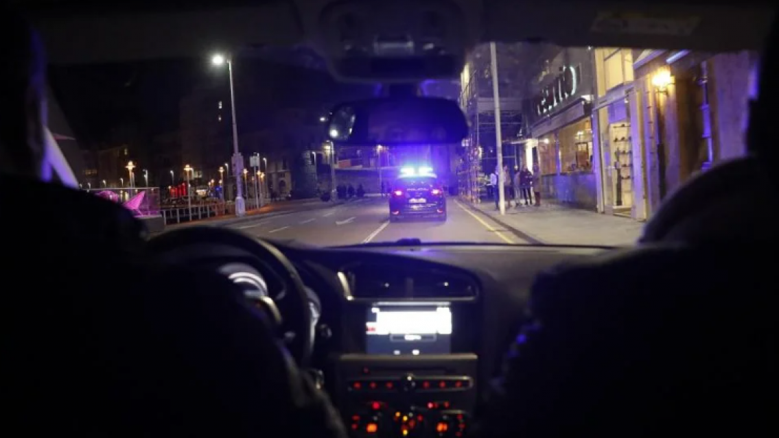 Hallaron muertos a dos niños de 3 y 6 dentro de un auto: la madre quedó detenida por contradicciones