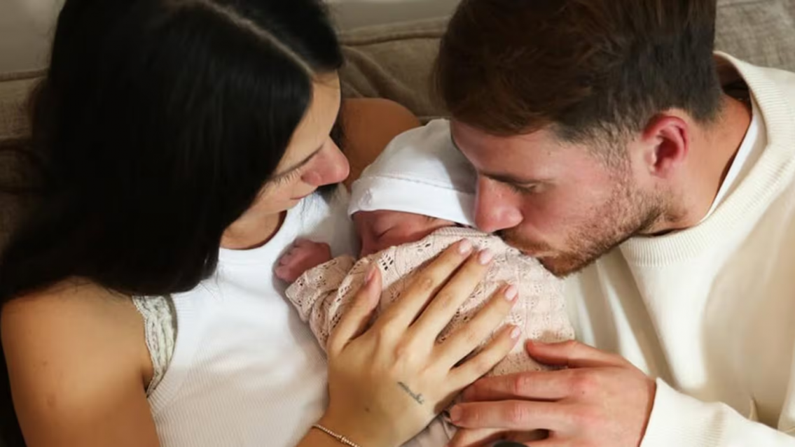 Las primeras fotos de la hijita de Alexis Mac Allister: a quién se parece