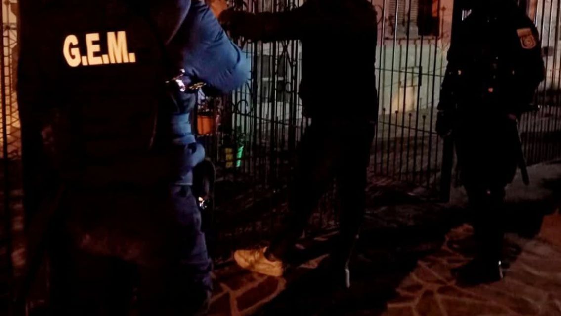 Joven detenido tras intentar irrumpir en su propio hogar