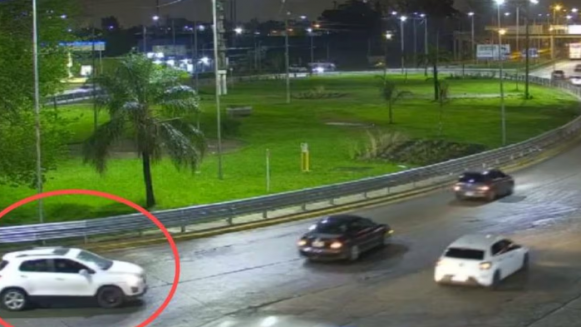Difunden video de las chicas desaparecidas: subieron a una camioneta que apareci� incendiada