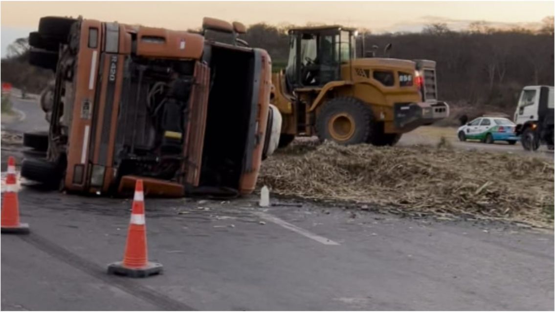 Camión cañero volcó en Ruta 34: tránsito reducido hacia San Pedro