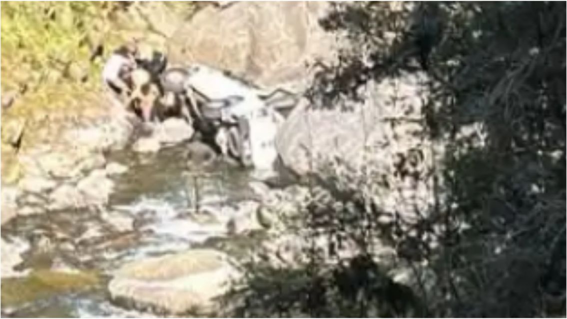 Camioneta cay� al precipicio: un hombre muri� y su hijo sobrevivi�