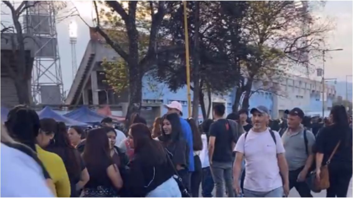 El estadio 23 de Agosto se llena para vivir la elección de la reina y el show de Airbag