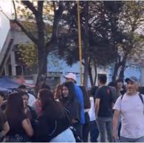 El estadio 23 de Agosto se llena para vivir la elección de la reina y el show de Airbag