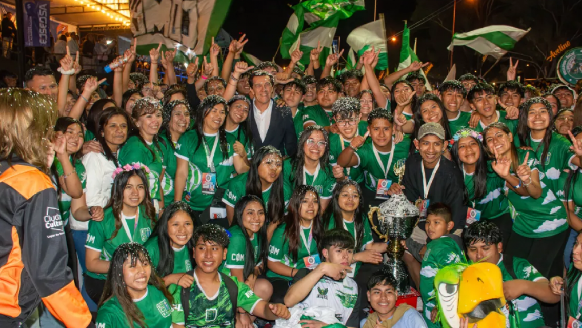 Carlos Sadir encabezó la premiación en la 74° Fiesta Nacional de los Estudiantes