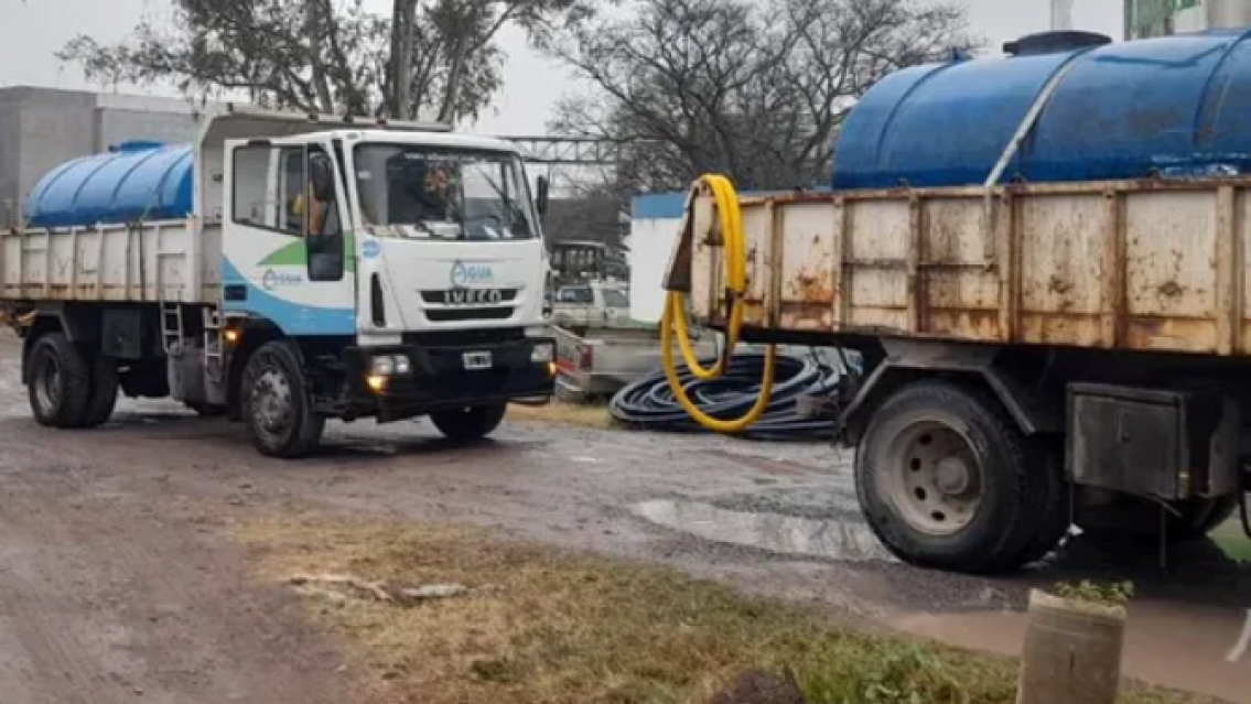 Alto Comedero sin agua: así está trabajando el camión cisterna
