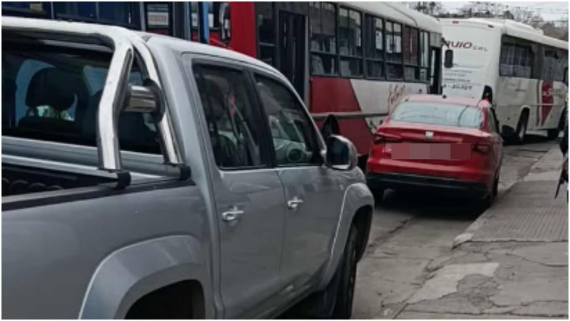 Caos en las paradas de colectivos en San Salvador: "Todos los d�as..."