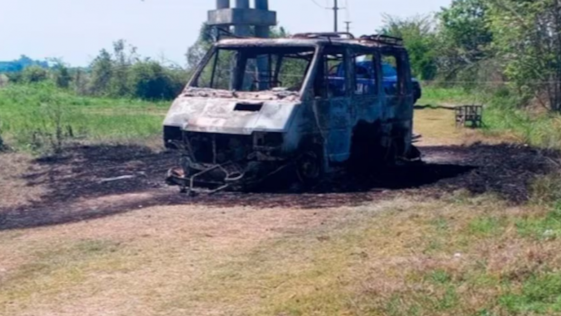 Tráfic abandonada en zona rural contenía restos humanos: la incendiaron