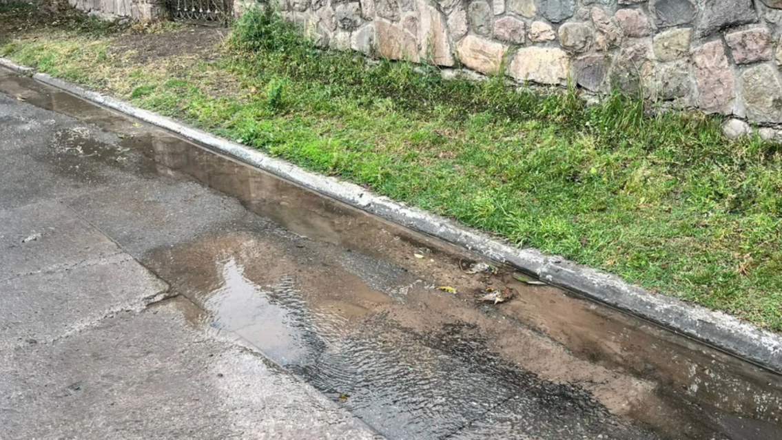 Agua Potable desaparecida: Vecinos de Yala denuncian 10 días de pérdidas de agua en una calle