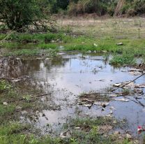 Basural y pérdida de agua en el acceso histórico por Ruta 21 a Palpalá