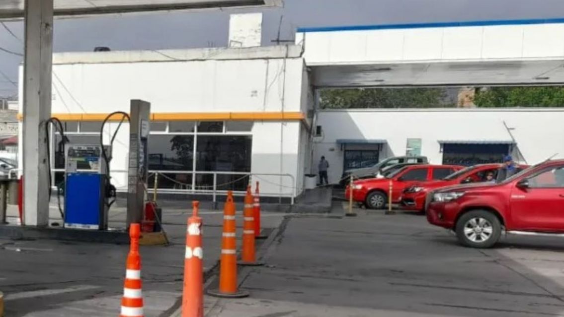 Jujeño fue al baño en una estación de servicio y le robaron $90 millones del auto