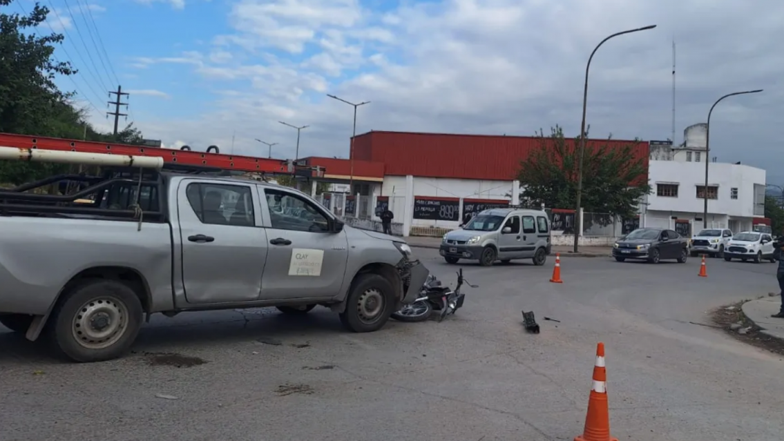 Andaba en moto sin casco, se llevó puesta una camioneta y armó un caos en una calle de Jujuy