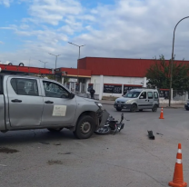 Andaba en moto sin casco, se llevó puesta una camioneta y armó un caos en una calle de Jujuy