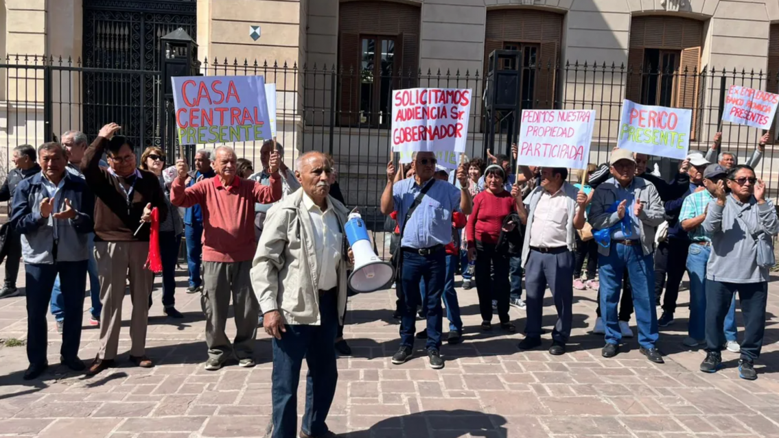 Ex empleados del Banco Provincia reclaman hace 27 años el pago de la propiedad participada