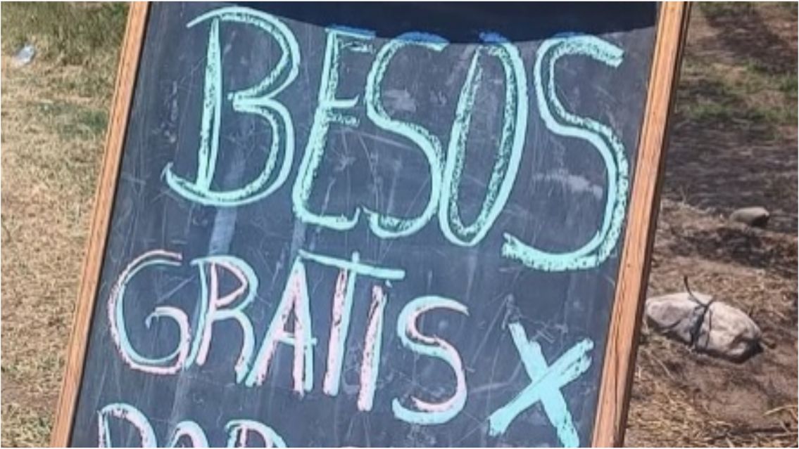 El ins�lito cartel que sorprendi� a todos en Perico: "Besos gratis..."