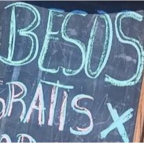 El insólito cartel que sorprendió a todos en Perico: "Besos gratis..."