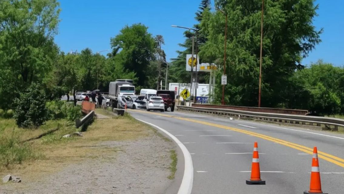 Terrible choque entre entre un camión y un auto en Los Nogales: hay tres heridos