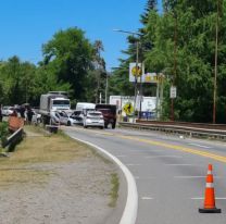 Terrible choque entre entre un camión y un auto en Los Nogales: hay tres heridos