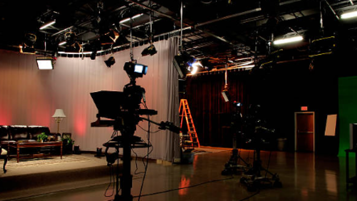 "Son todos unos p..." Tremendo exabrupto de conductor de tv