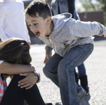 Multas millonarias para padres de hijos "bravucones", buscan frenar el bullying