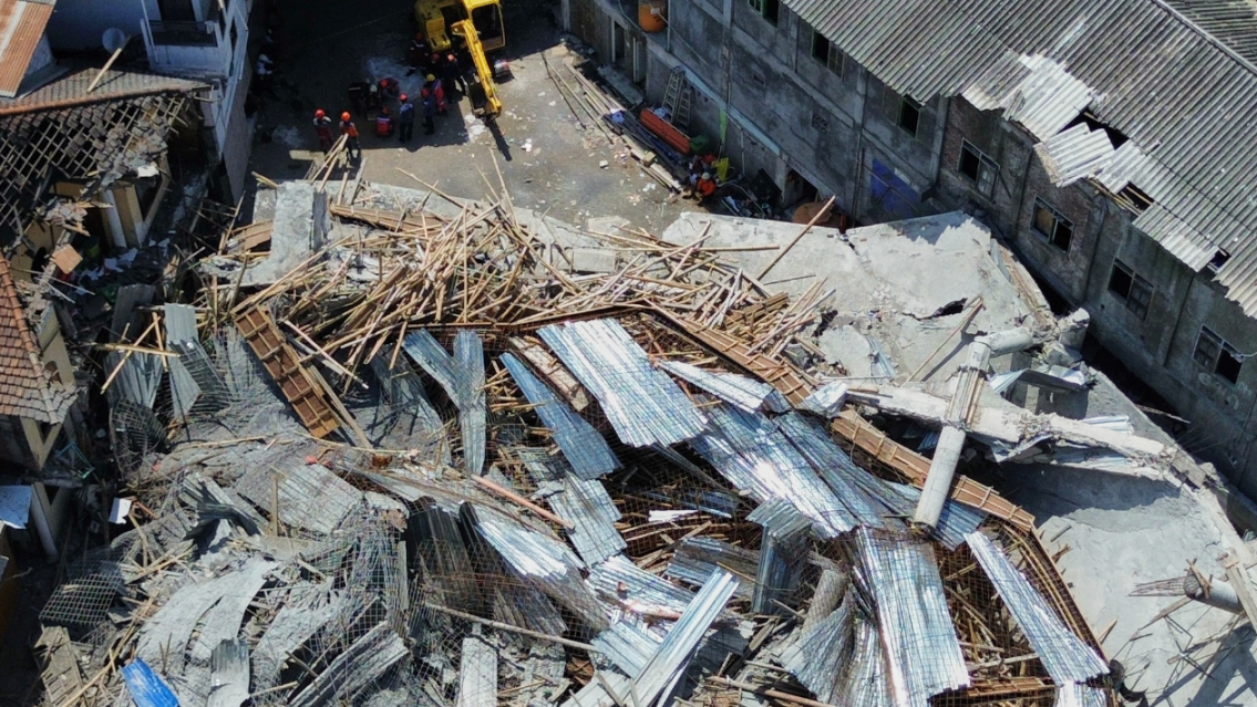 Se derrumbó el edificio de una escuela: hay 53 fallecidos